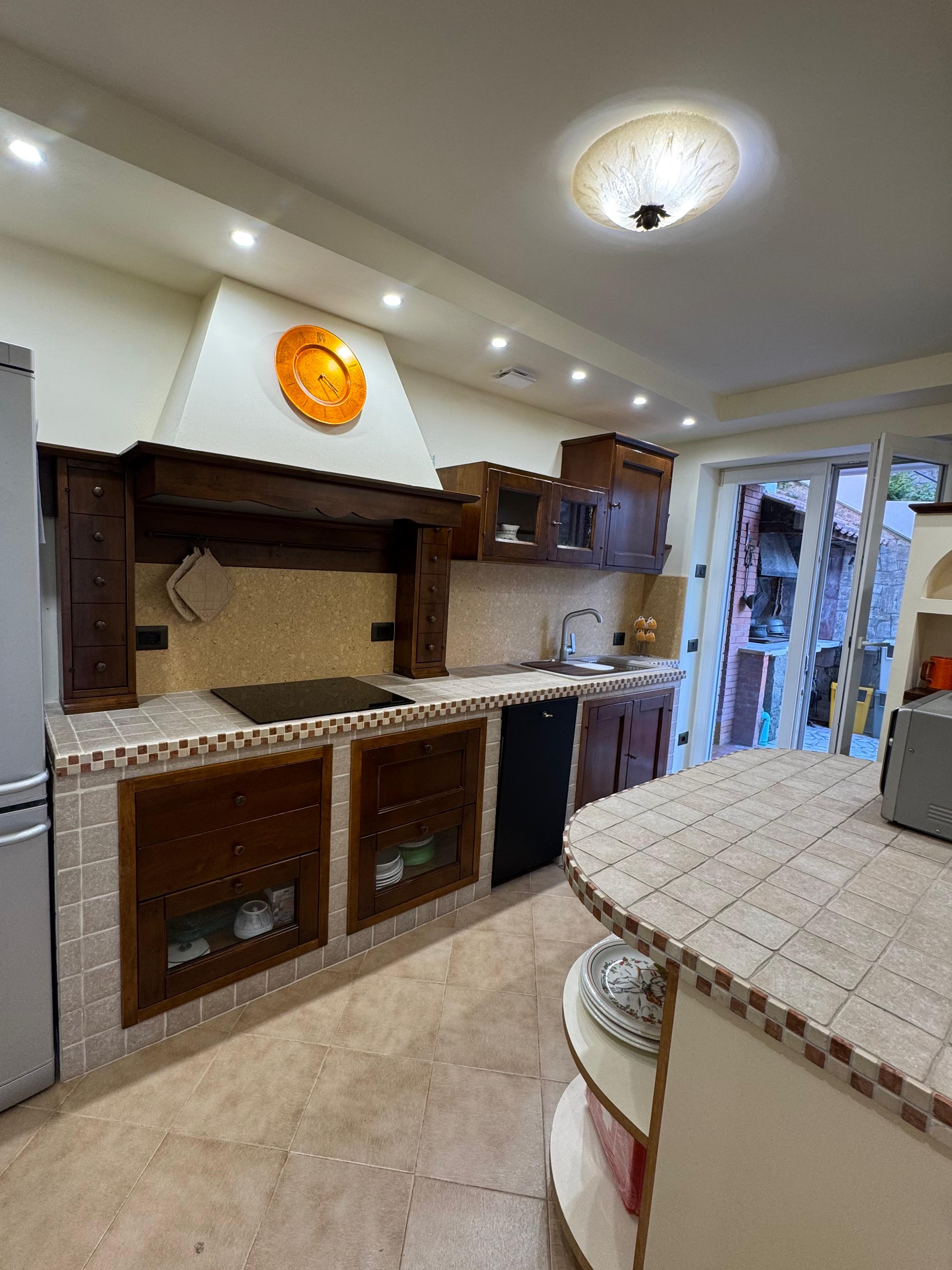 Cucina moderna attrezzata alloggio turistico Roma - piano induzione frigorifero lavastoviglie